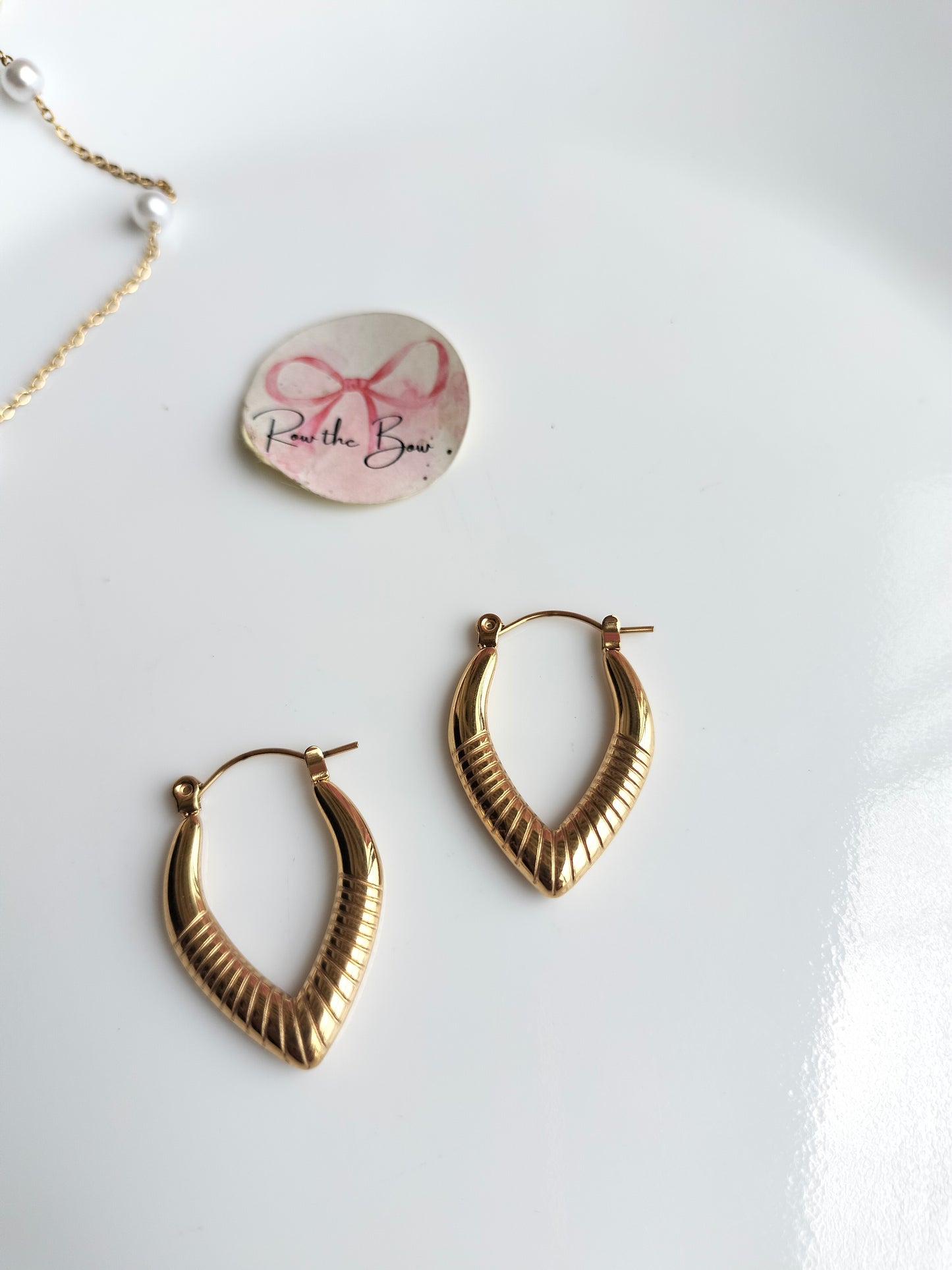 Shiny metallic V Hoop