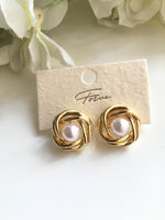 Load image into Gallery viewer, Pearl metallic stud
