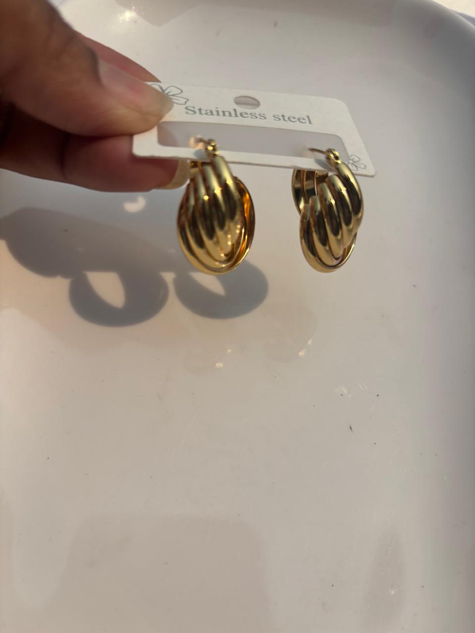 Metallic hoop earring 05