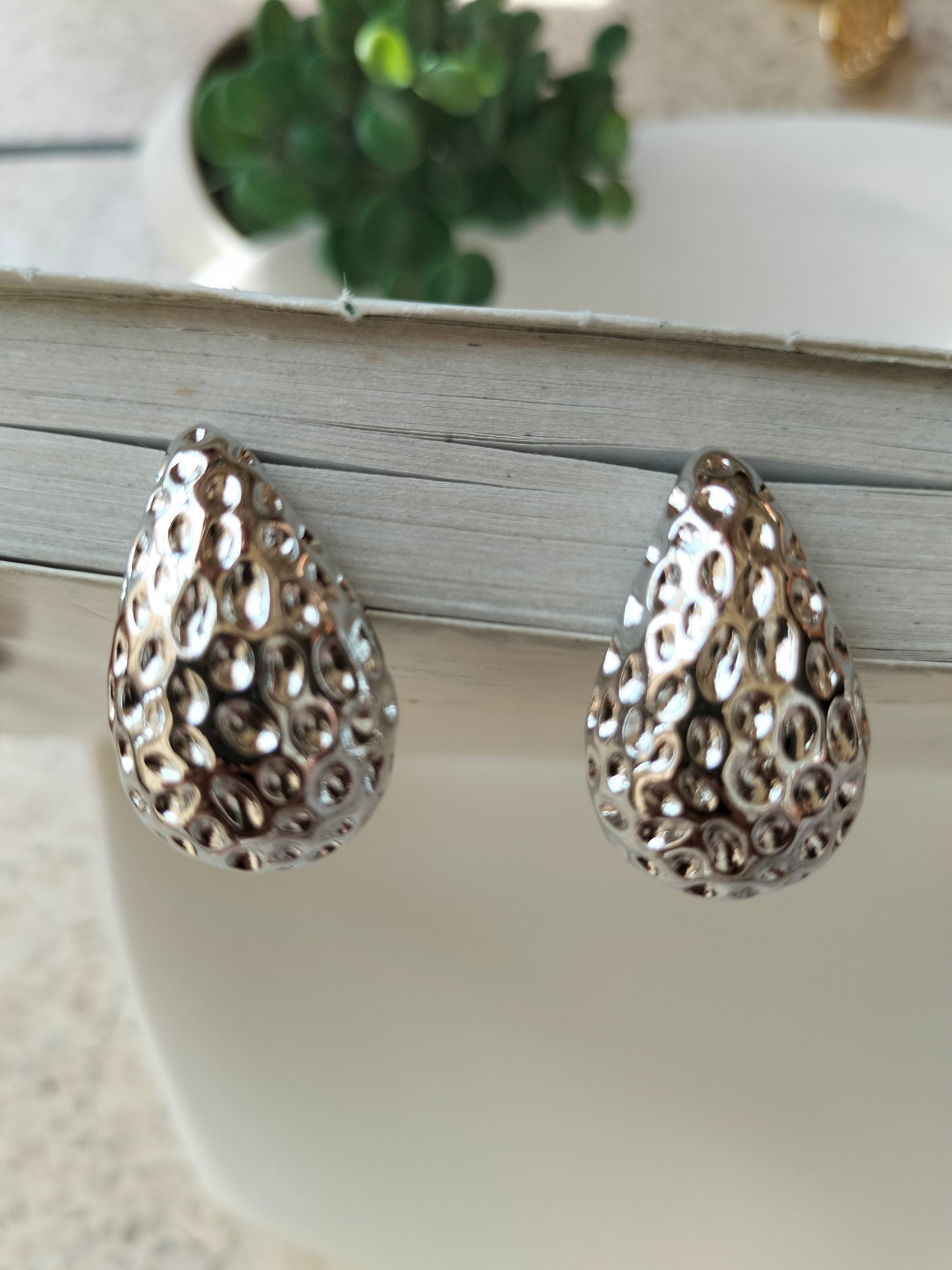 Salon stone drop Metallic silver