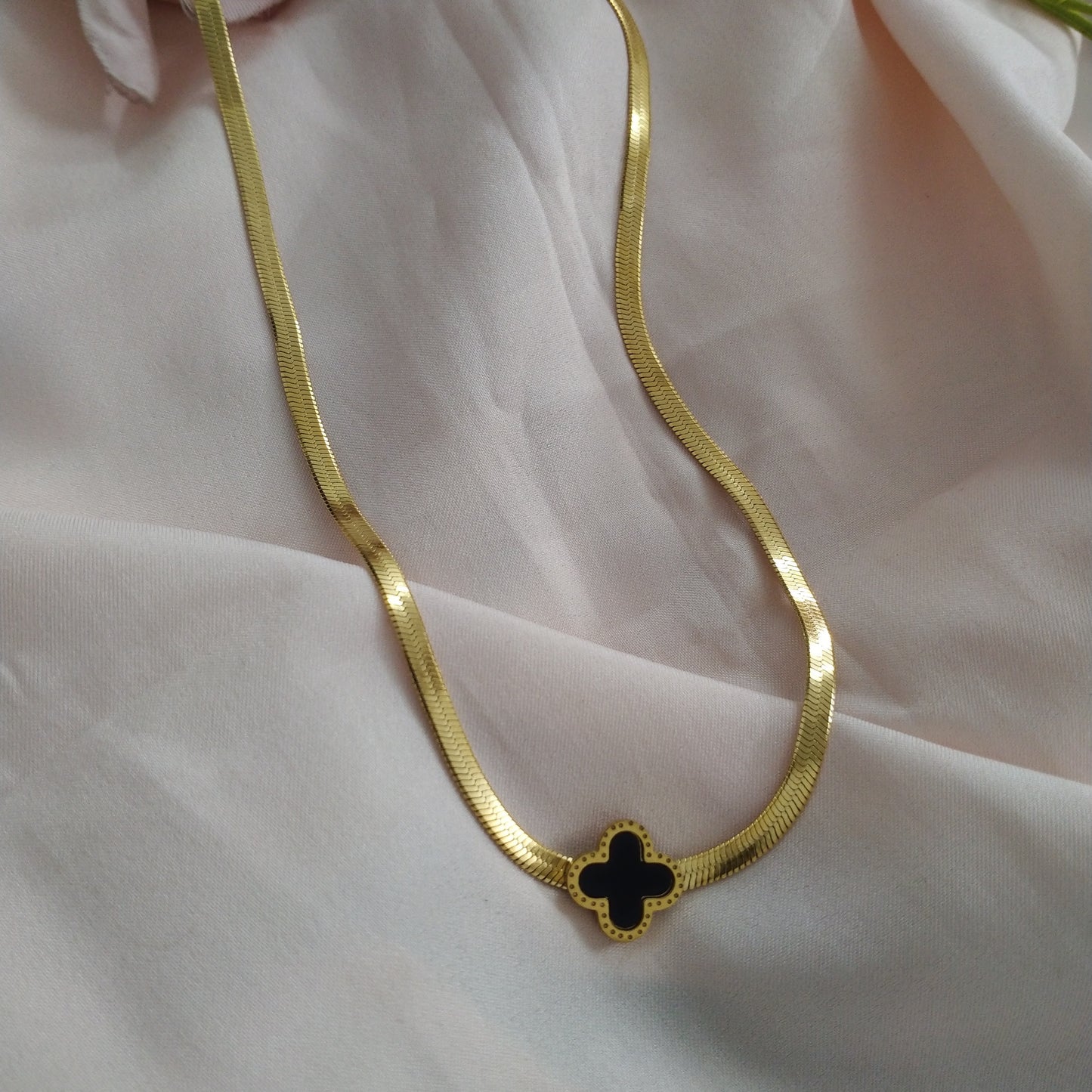 Clovar Flat Golden pendant-02