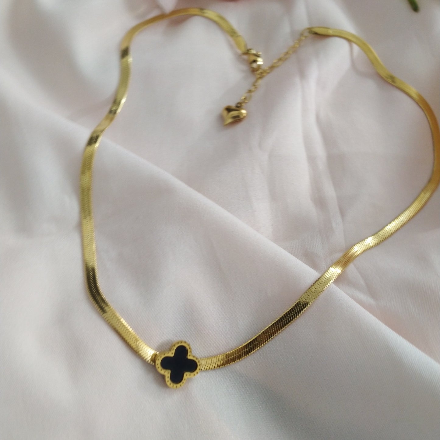 Clovar Flat Golden pendant-02