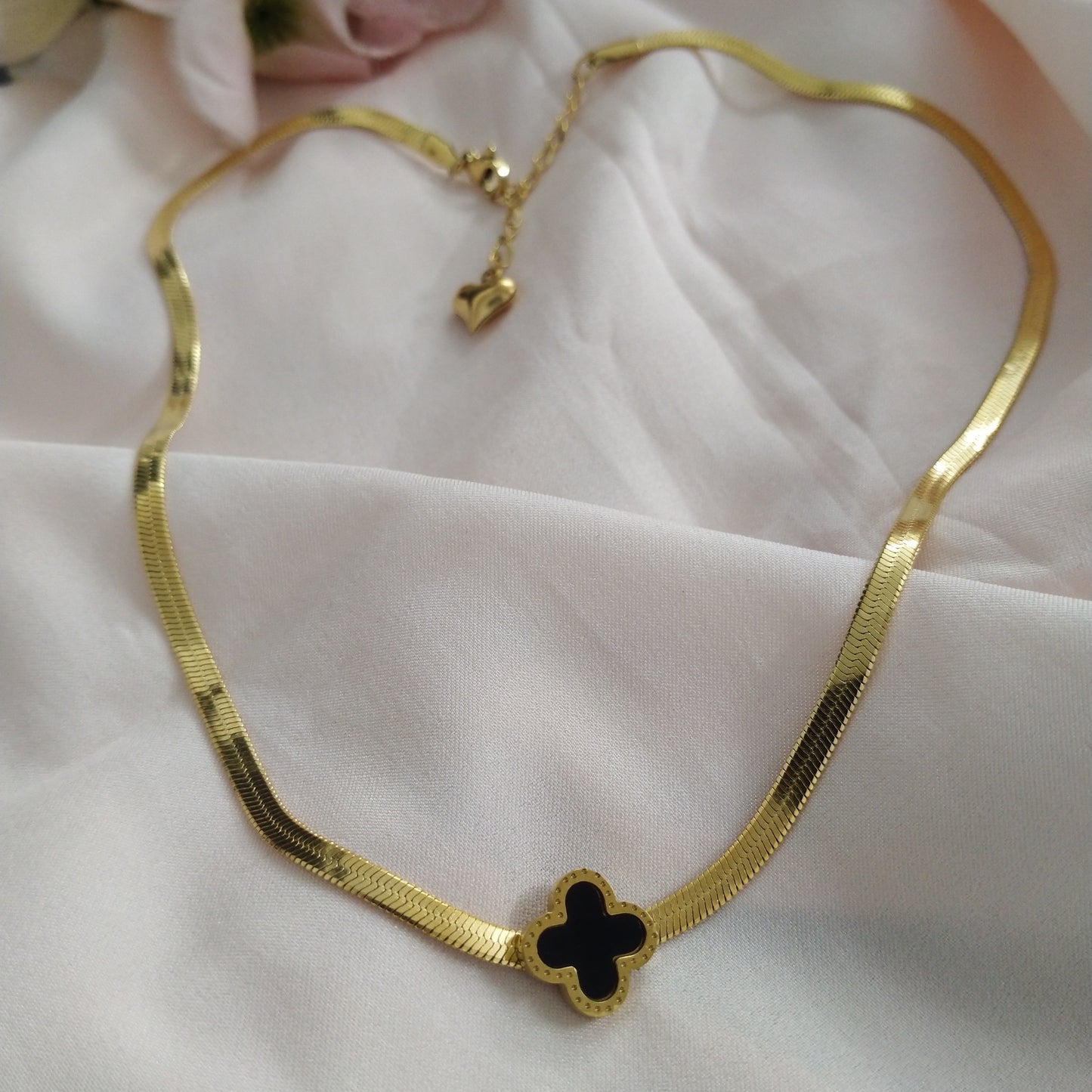 Clovar Flat Golden pendant-02