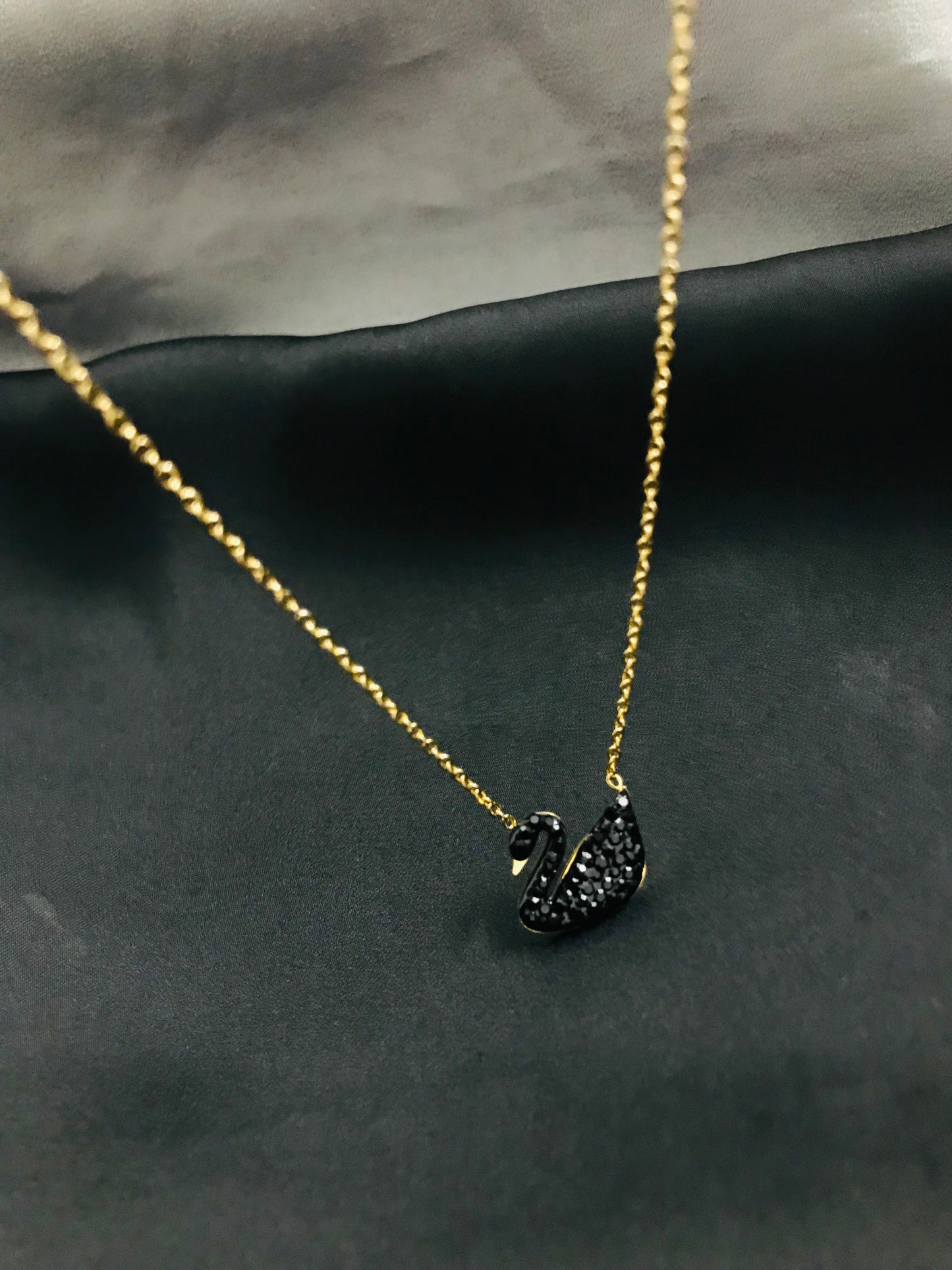 Swan pendant Black