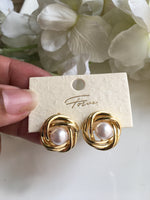 Load image into Gallery viewer, Pearl metallic stud
