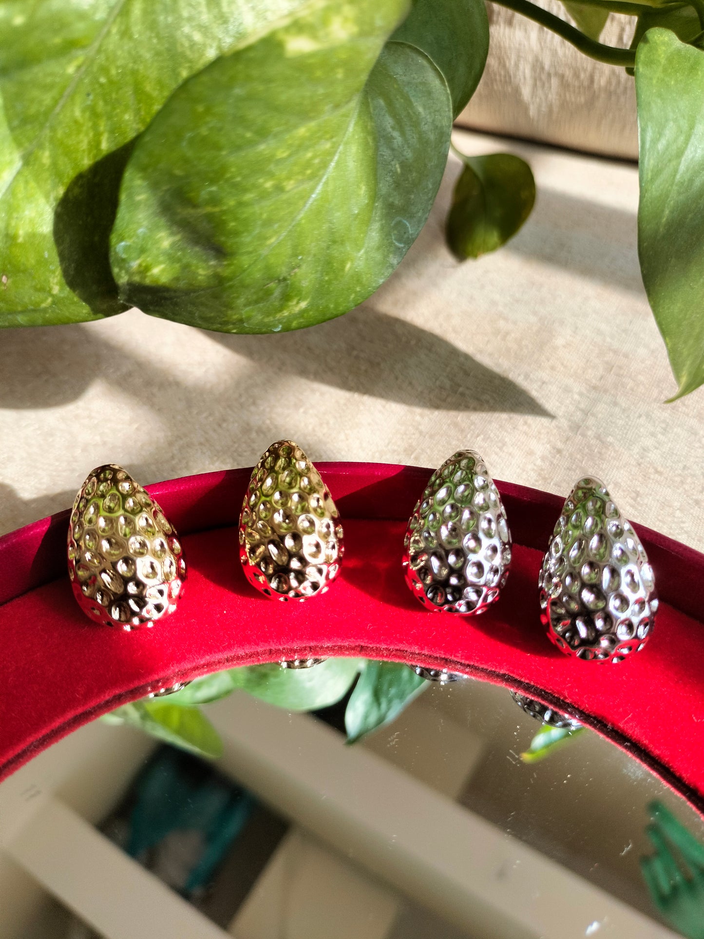 Salon stone drop Metallic golden