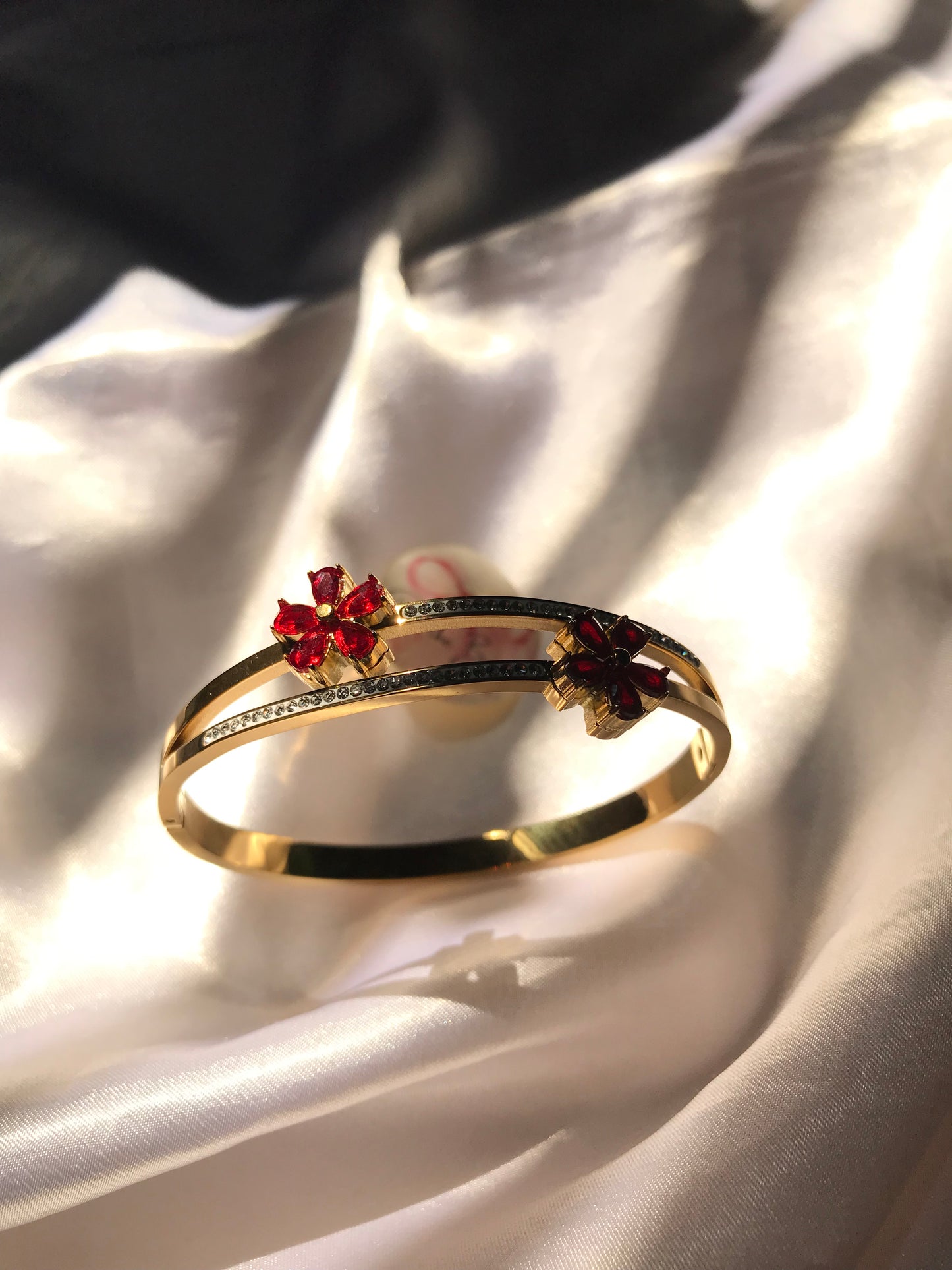 Red stone Floral bracelet.
