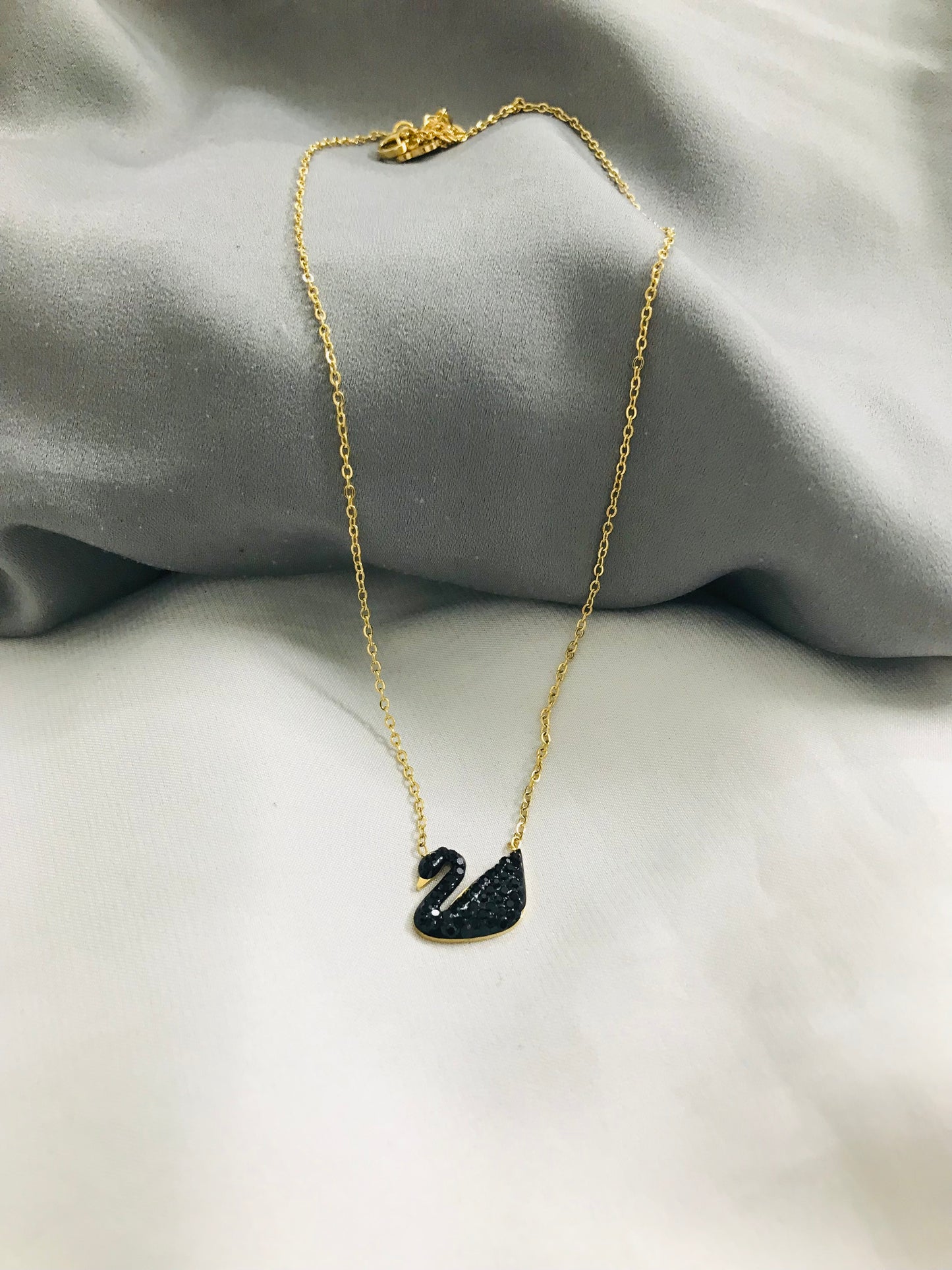 Swan pendant Black