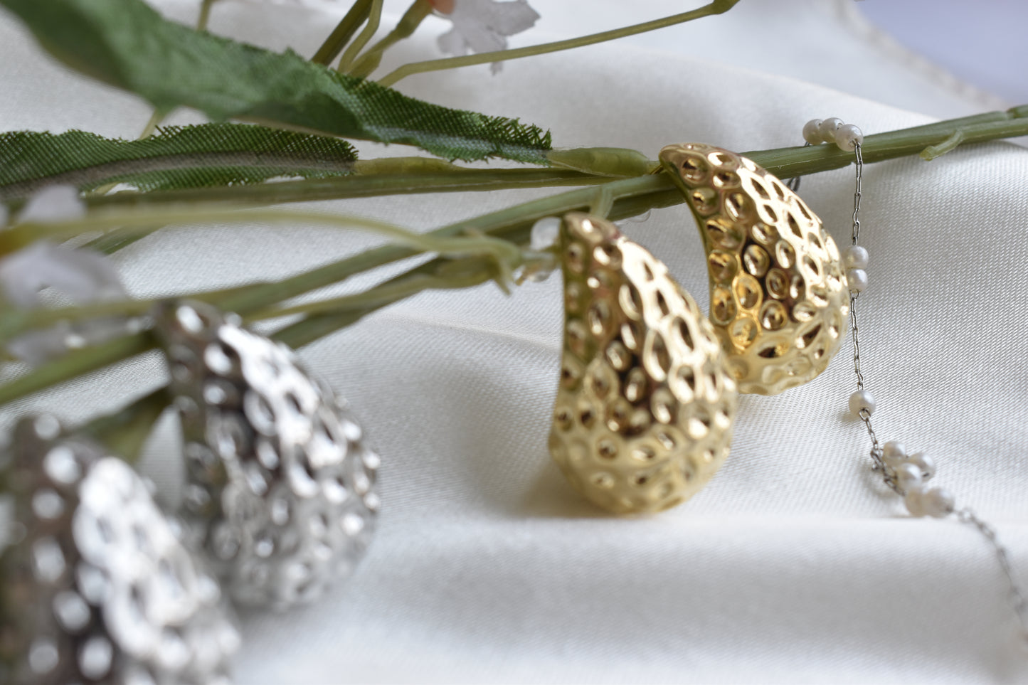 Salon stone drop Metallic golden