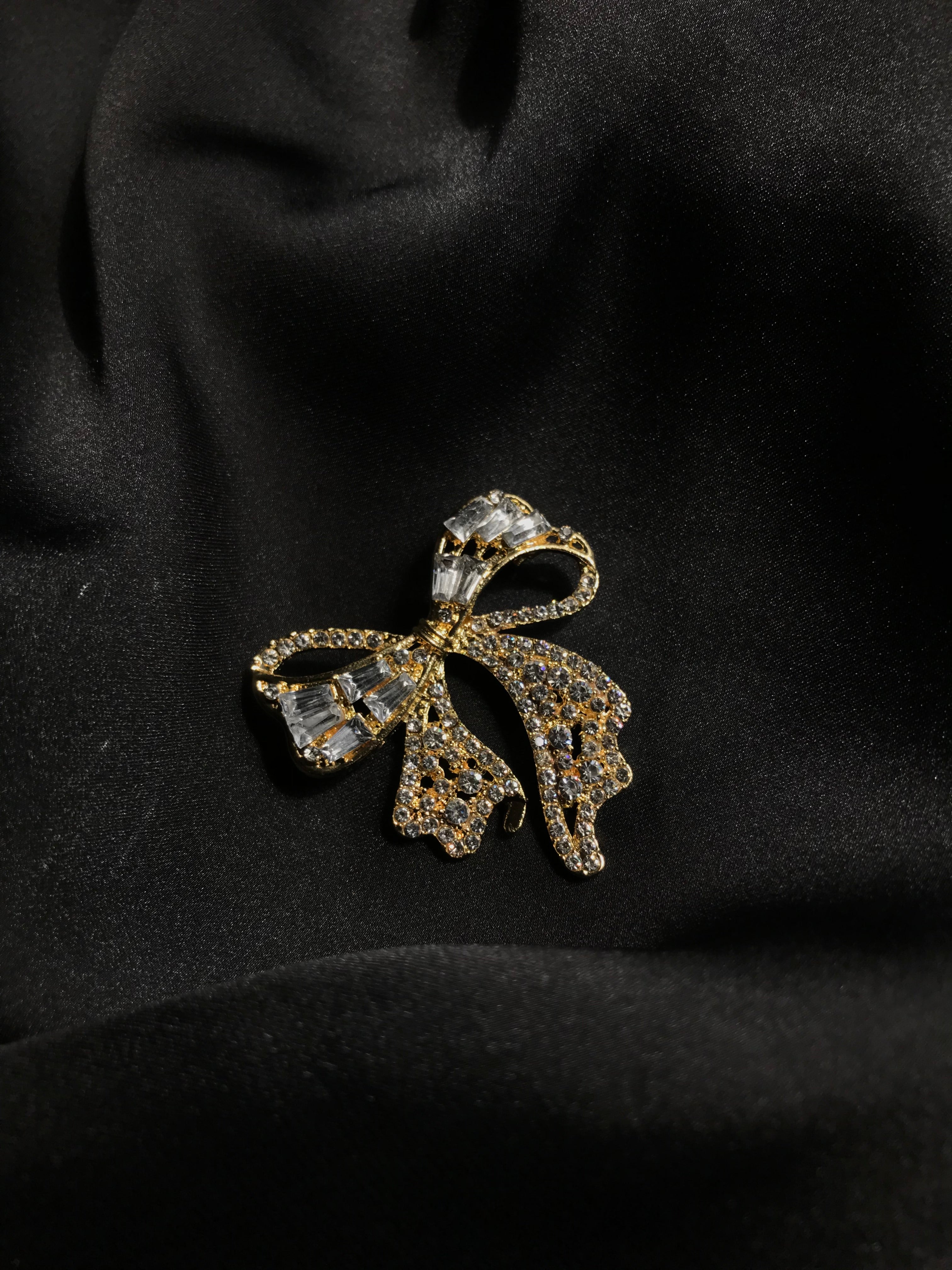 Bow stone Brooch
