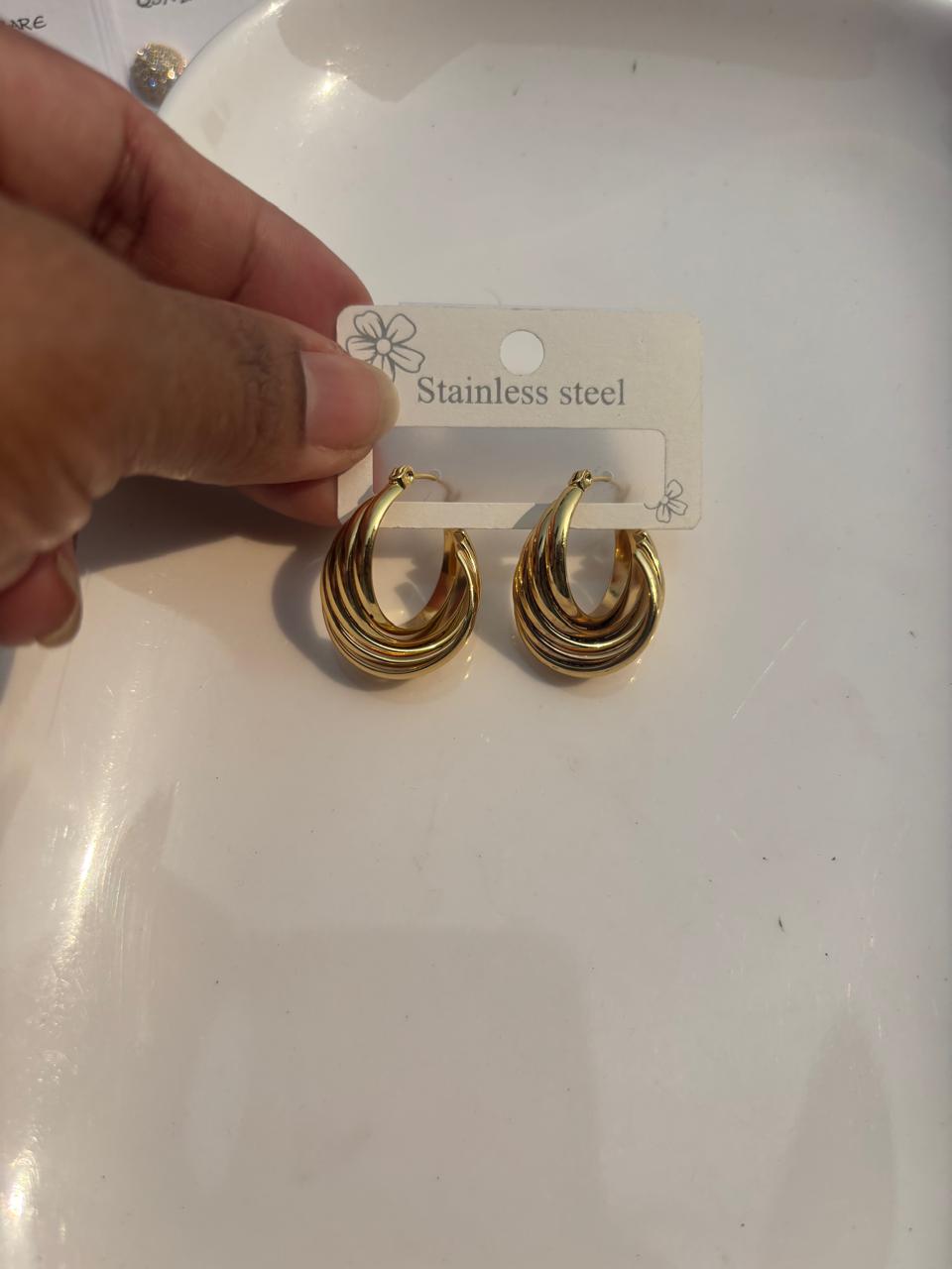 Metallic hoop earring 05