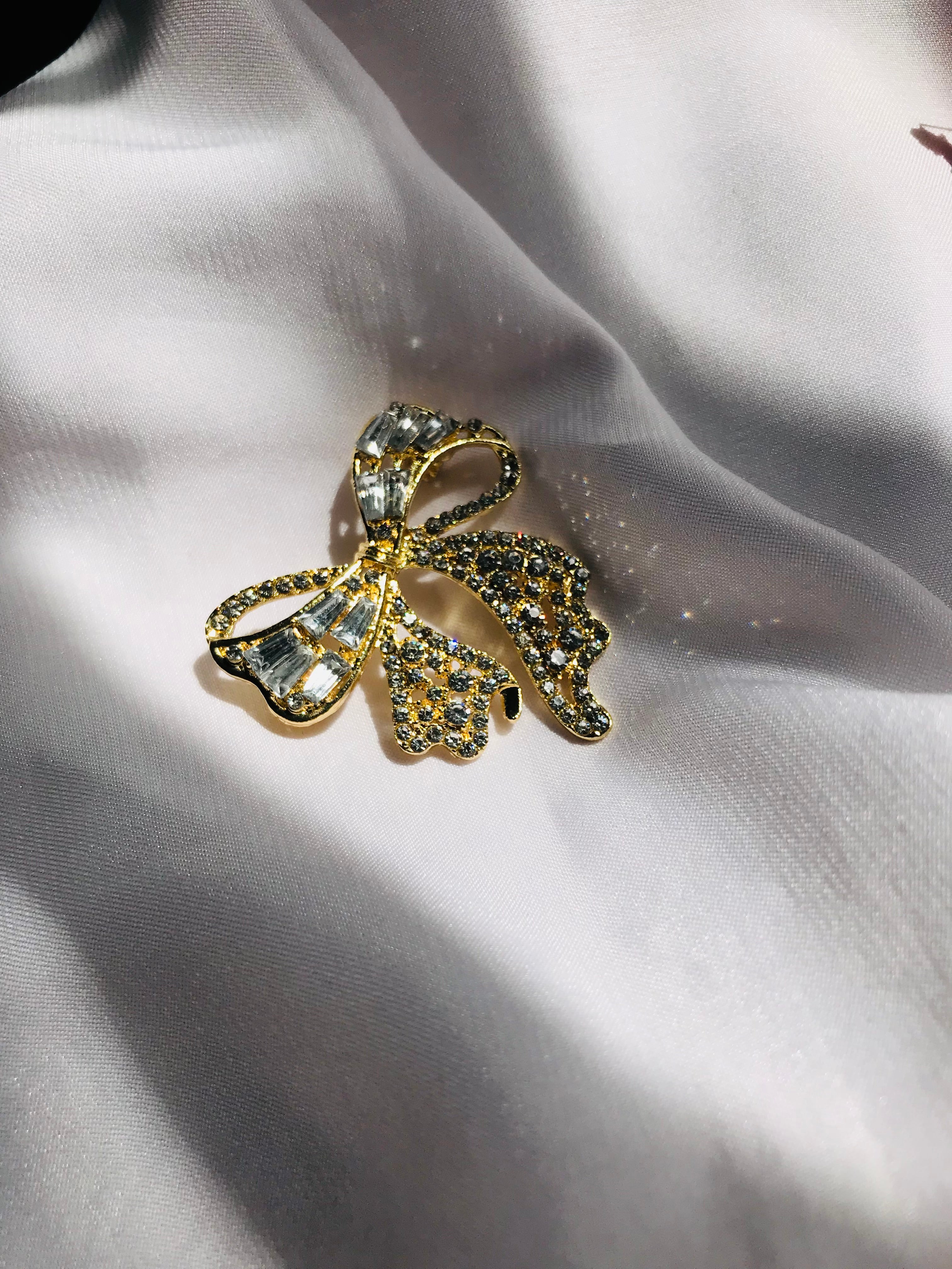 Bow stone Brooch