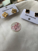 Load image into Gallery viewer, Golden Clovar earring
