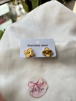 Load image into Gallery viewer, Golden Clovar earring
