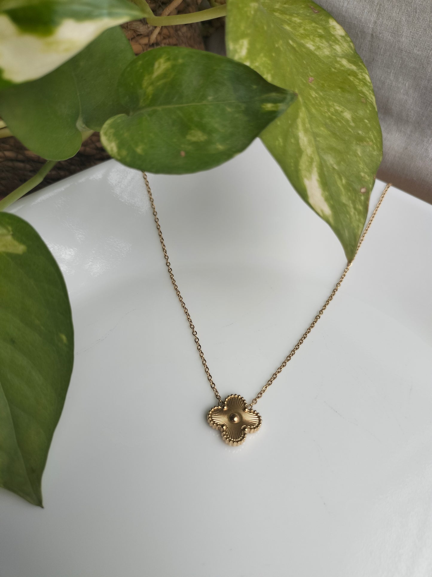 Clovar golden pendant