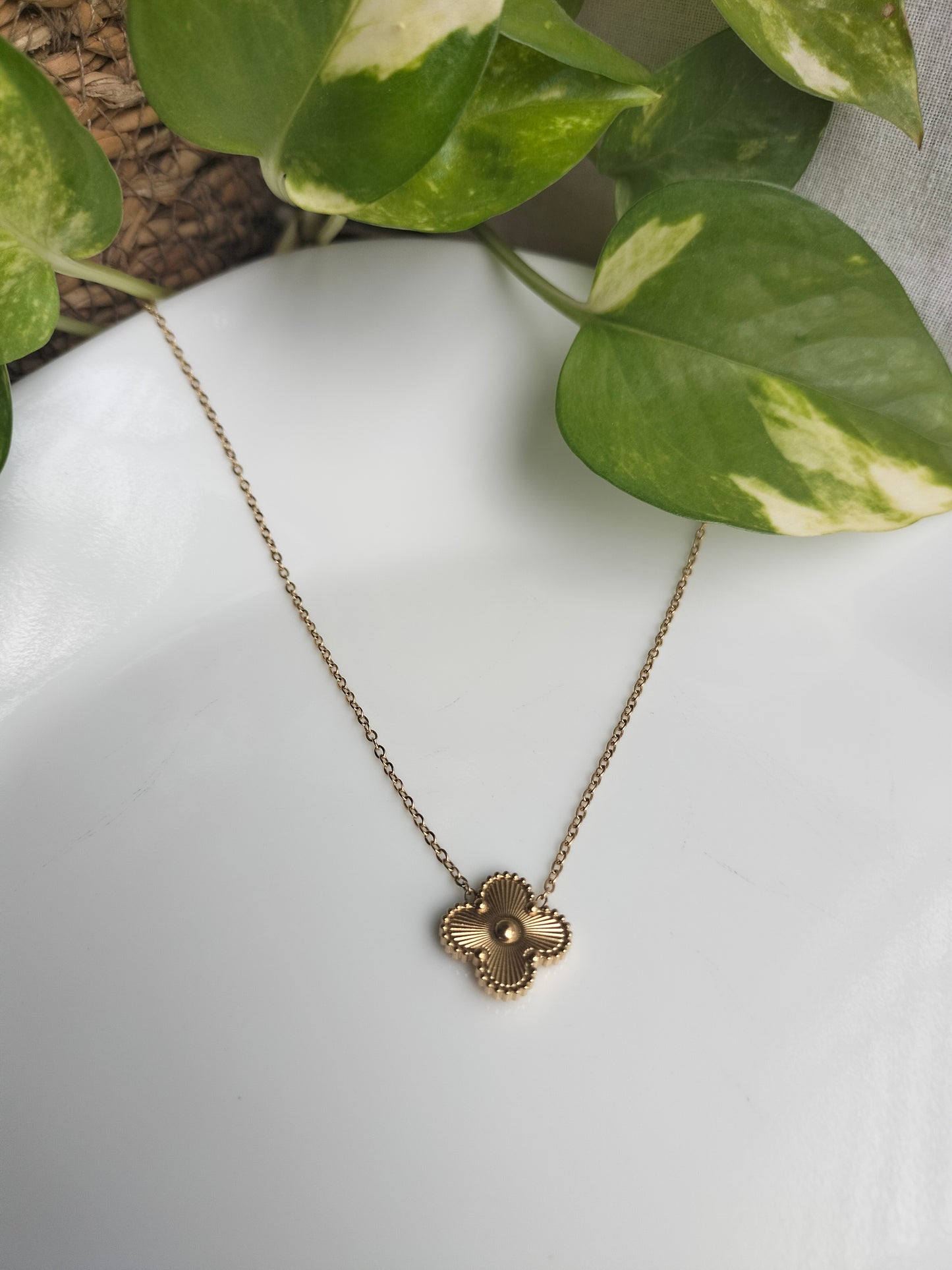 Clovar golden pendant