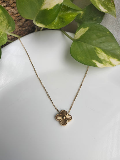 Clovar golden pendant