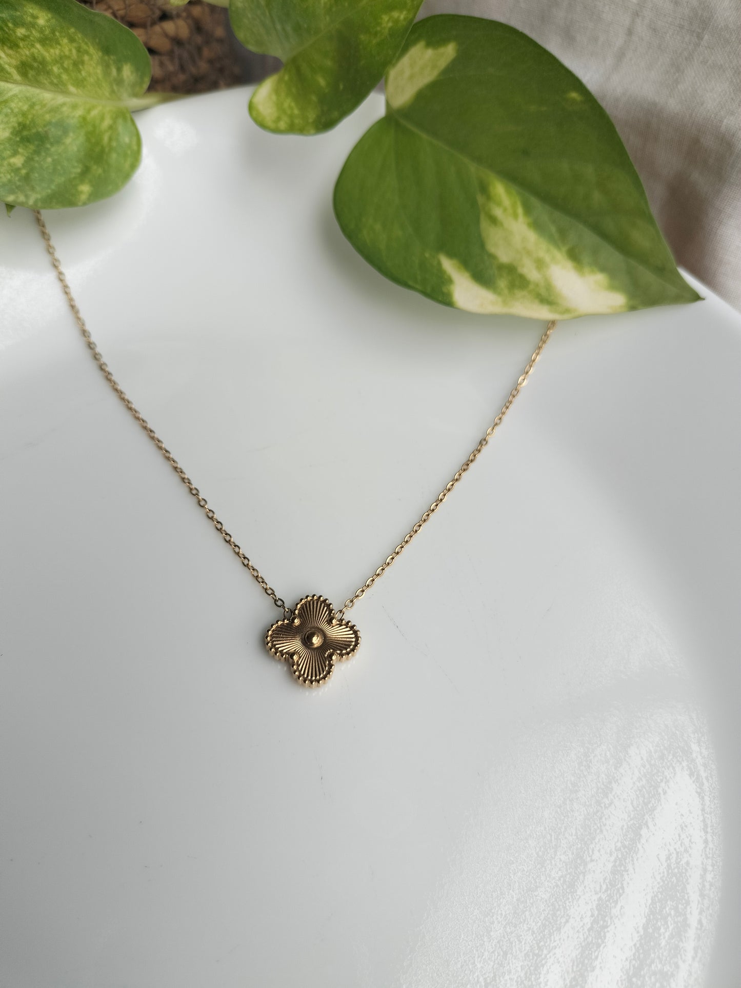 Clovar golden pendant