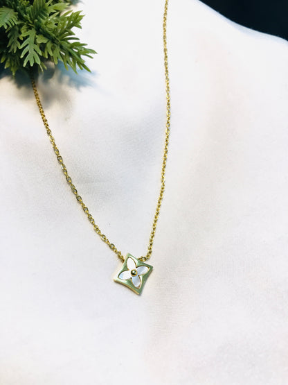 Luise triangle pendant