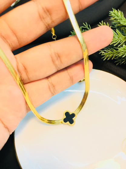 Clovar Flat Golden pendant-02