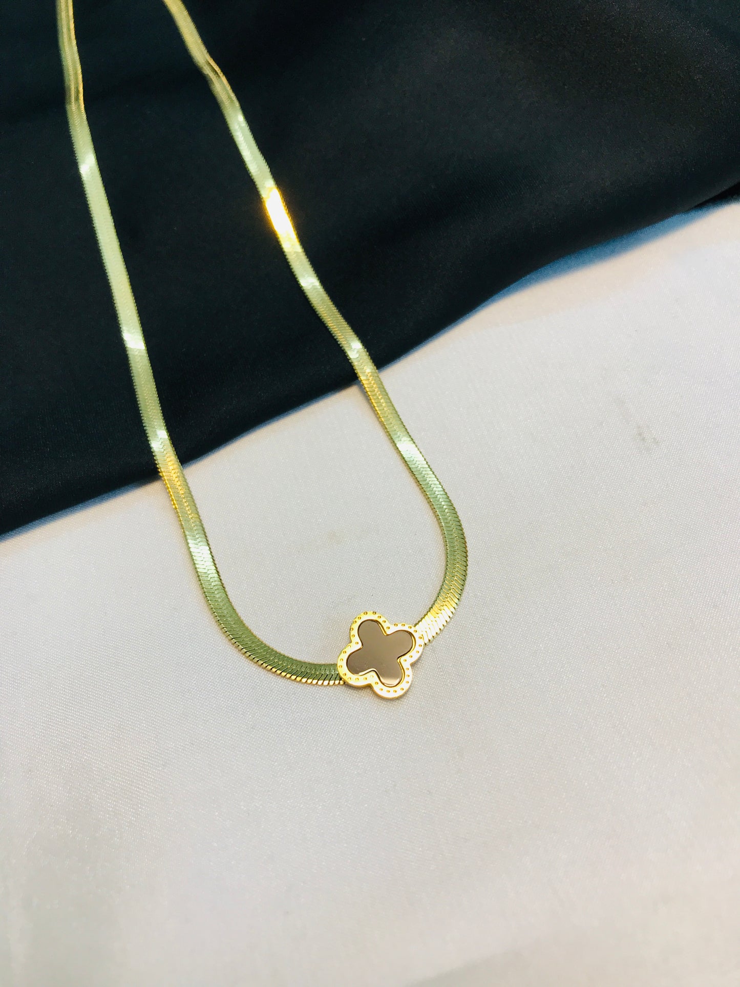 Clovar Flat Golden pendant-02