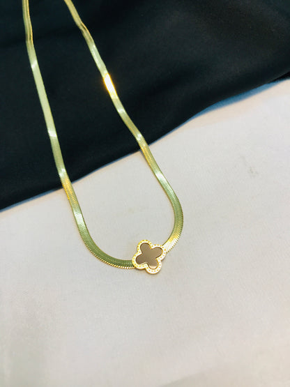 Clovar Flat Golden pendant-02