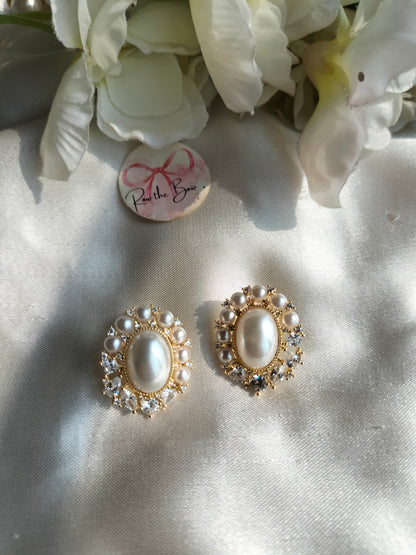 Pearl Nest Stud golden
