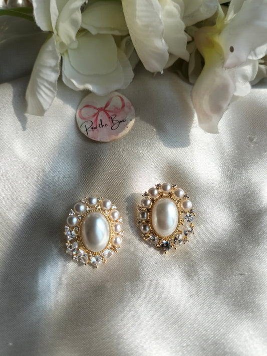 Pearl Nest Stud golden