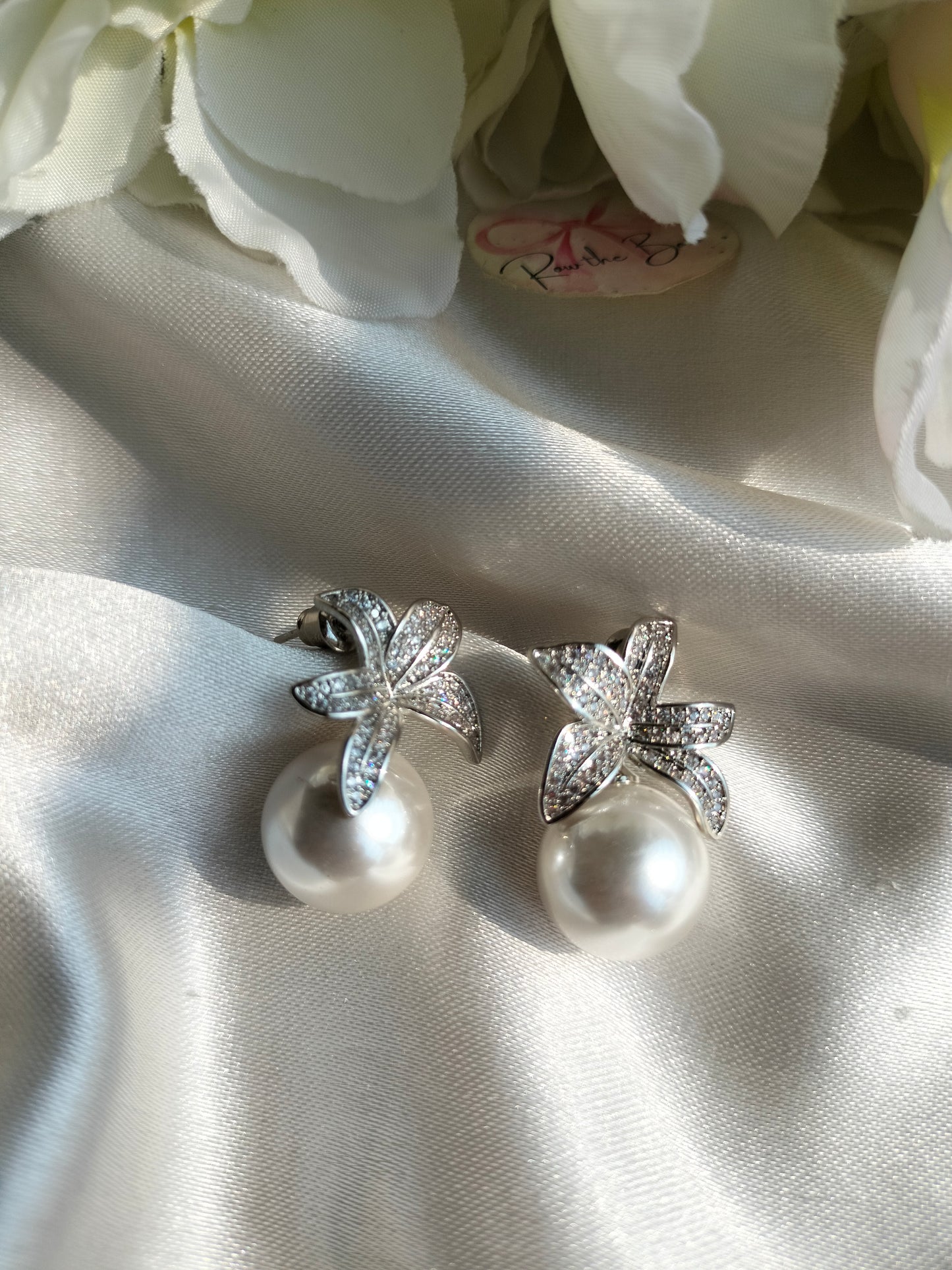 Miniature Lily pearl earring