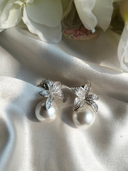 Miniature Lily pearl earring