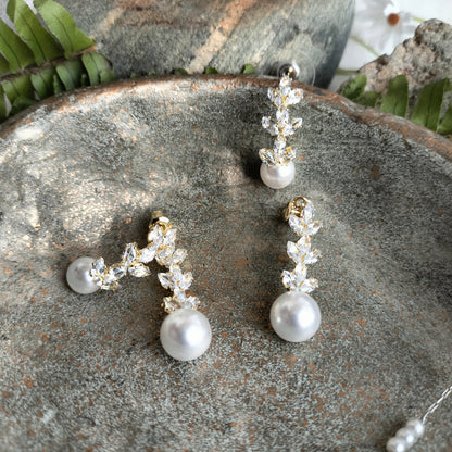 Daisy pearl earring