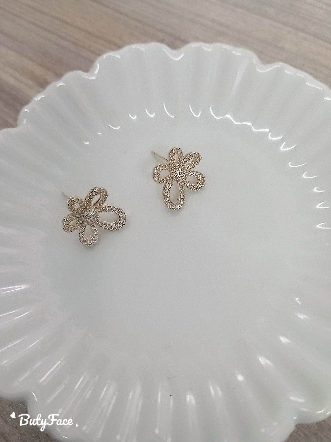 Tiny penta petal floral golden earring