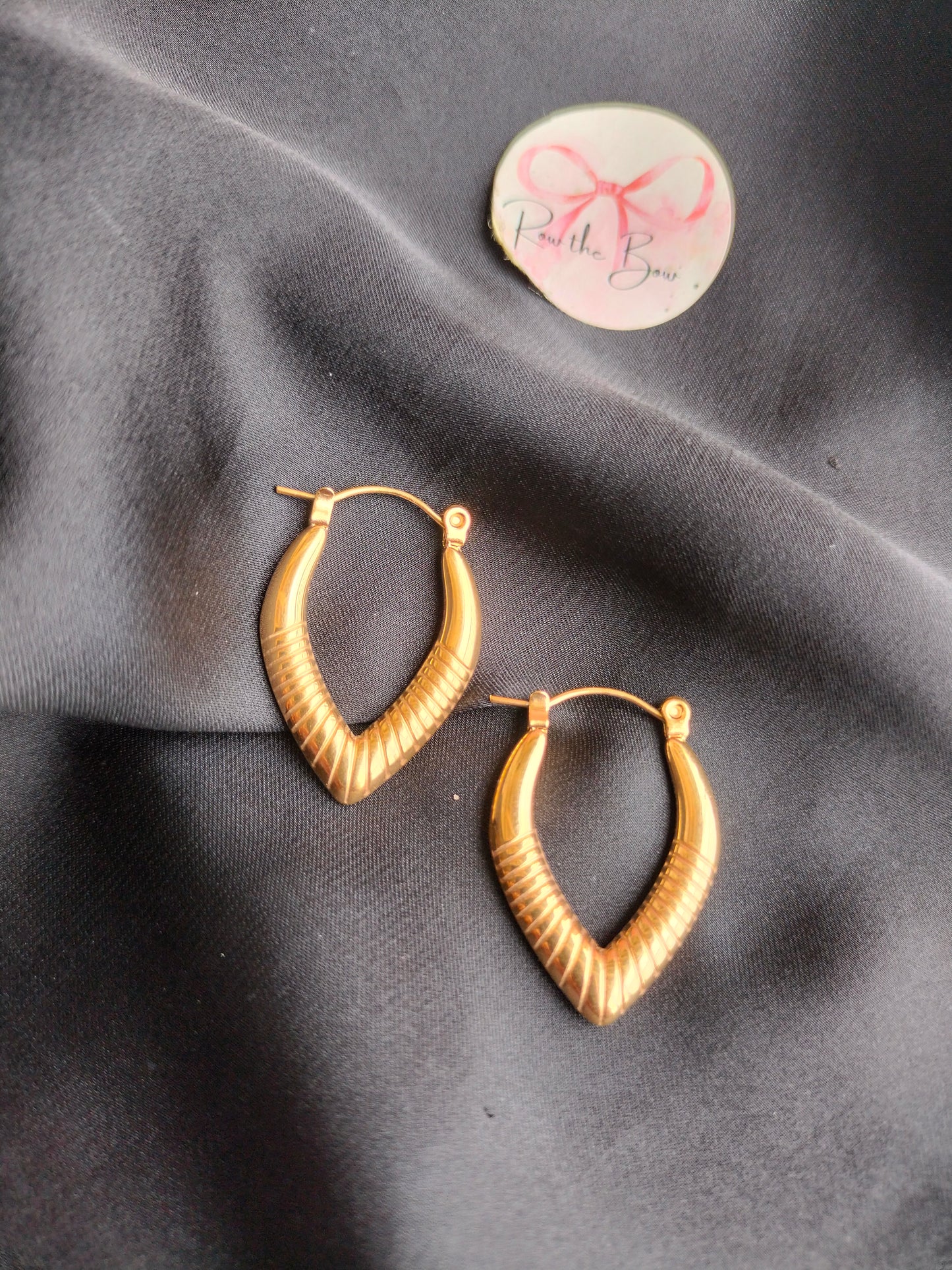 Shiny metallic V Hoop