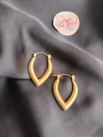 Shiny metallic V Hoop