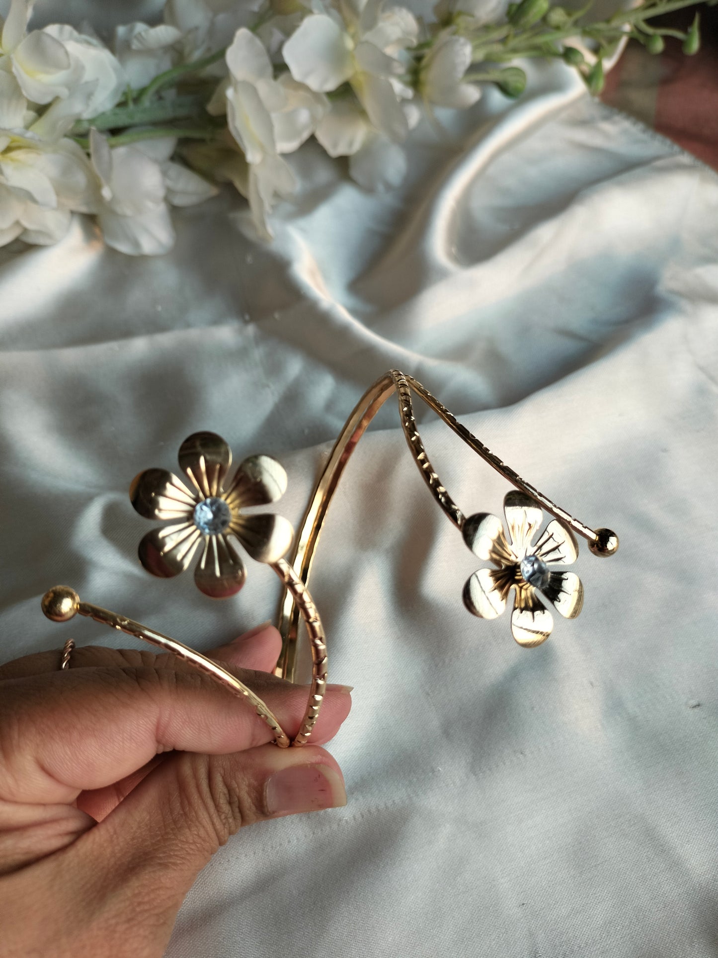 Golden Floral Arm Cuff-02