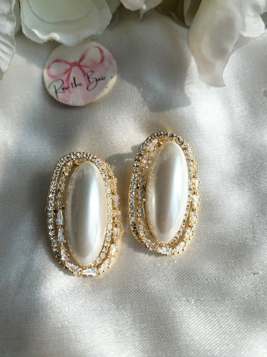 Oval Pearl Golden earring