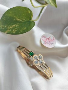 Titanium bracelet white flower