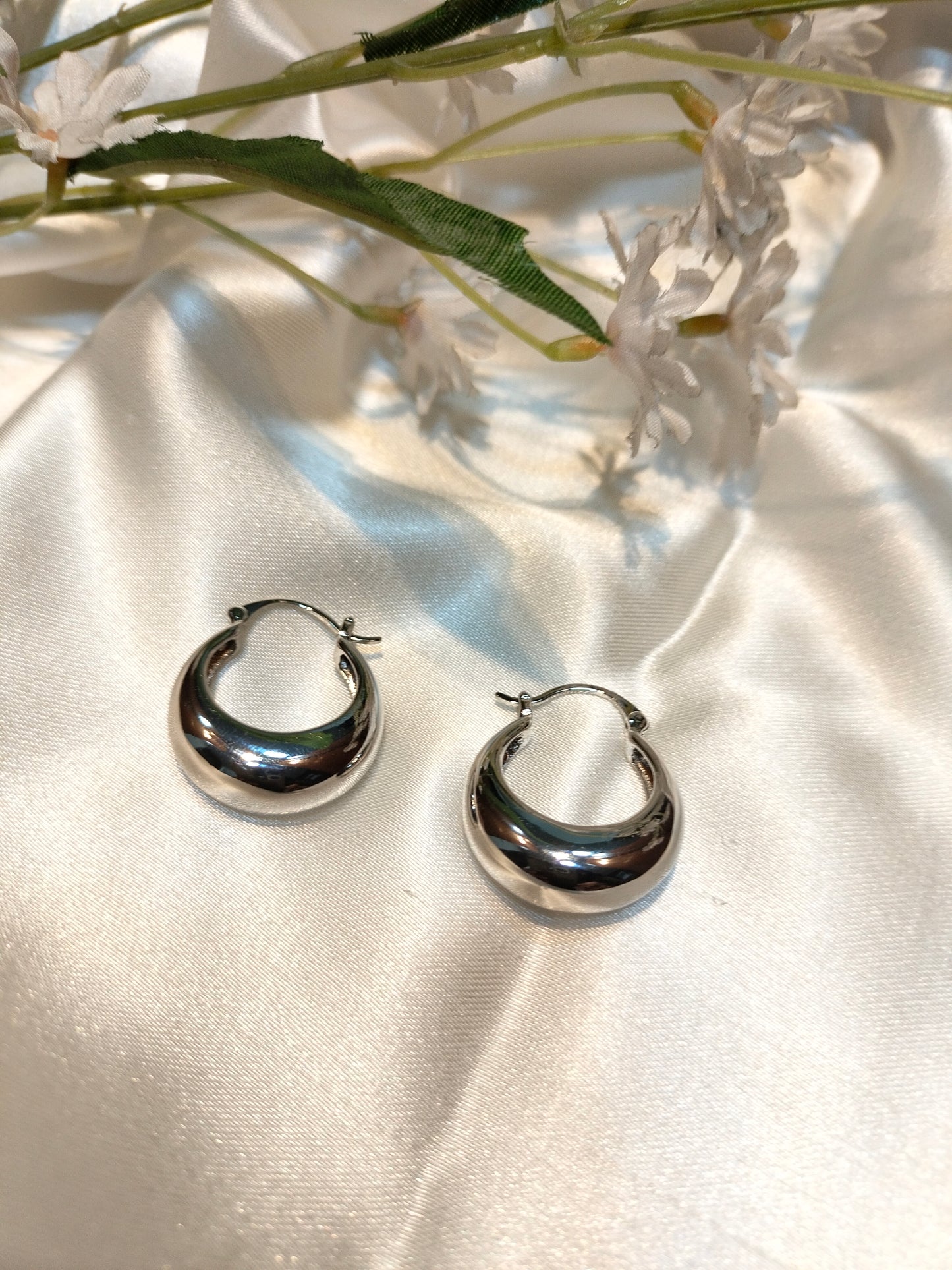Minimalistic Hoop Metallic Silver