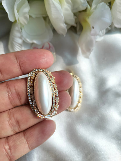 Oval Pearl Golden earring