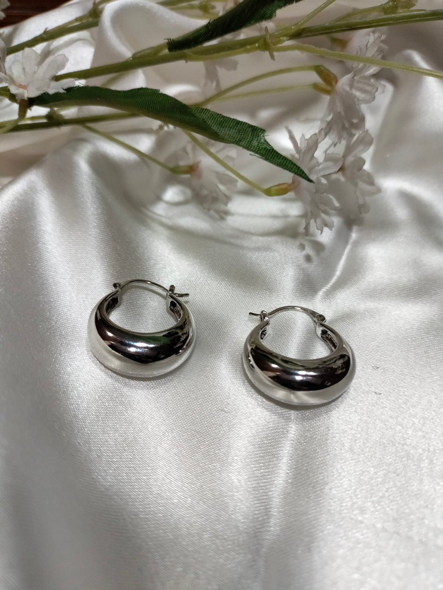 Minimalistic Hoop Metallic Silver