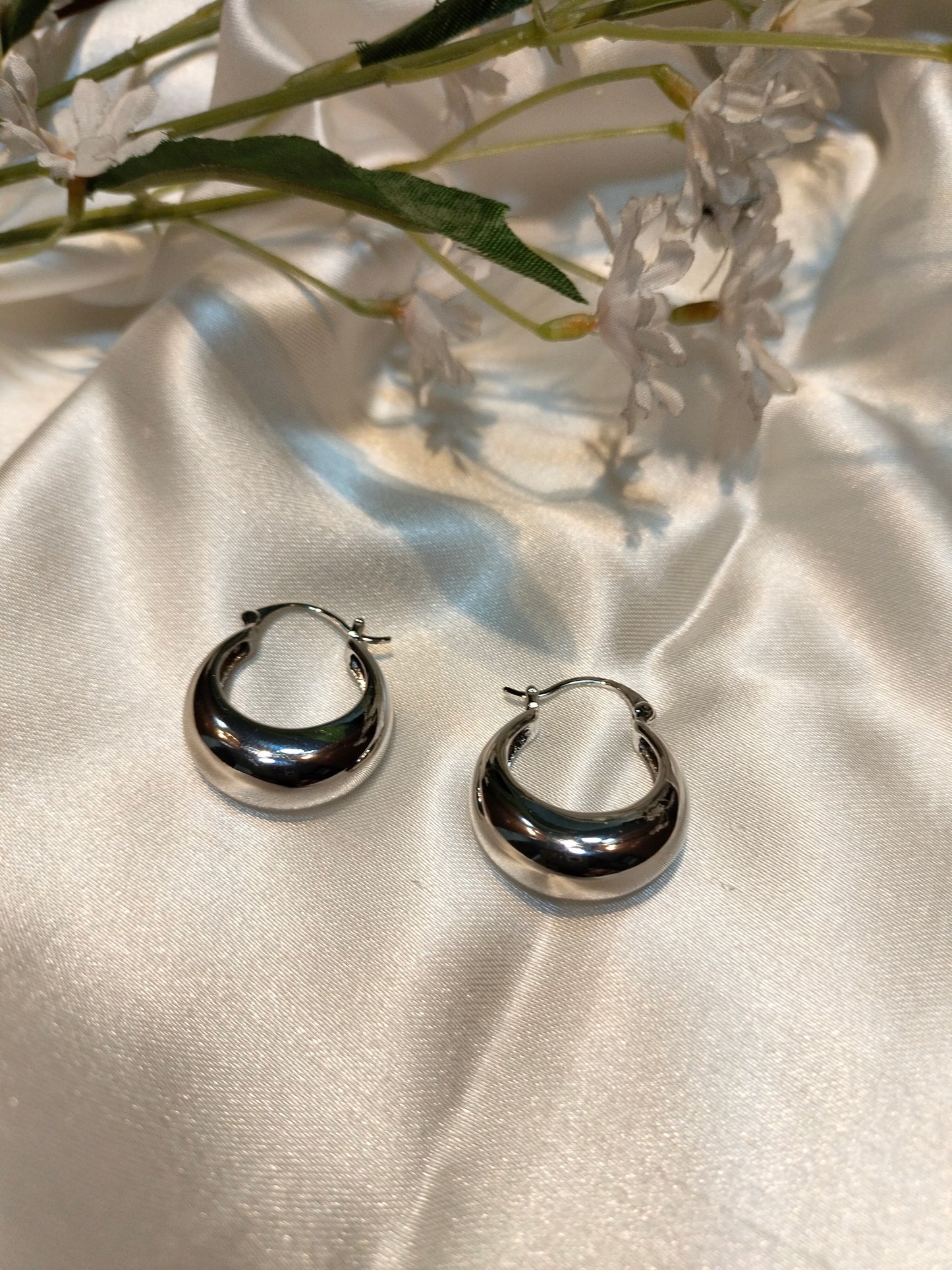 Minimalistic Hoop Metallic Silver