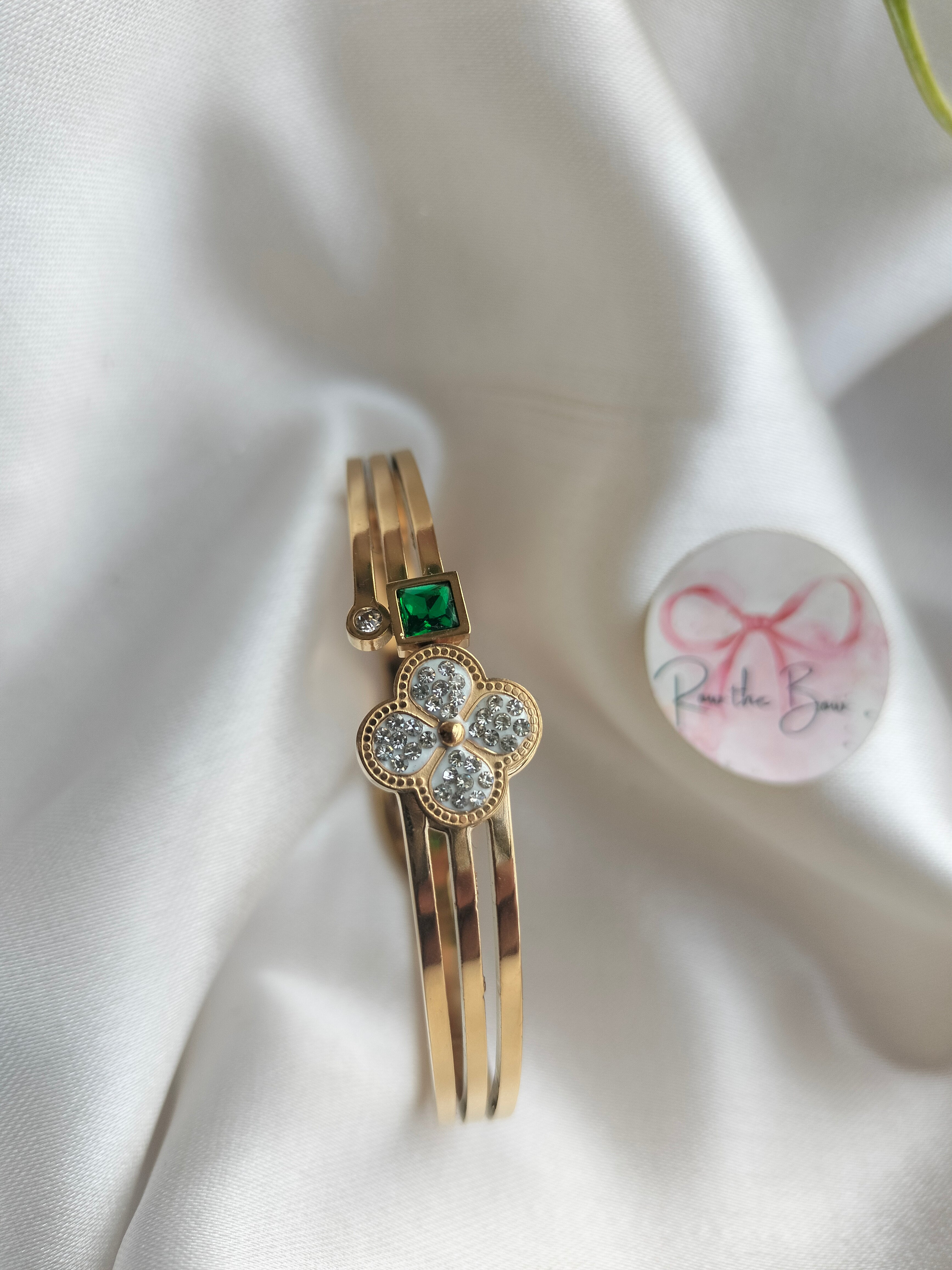 Titanium bracelet white flower