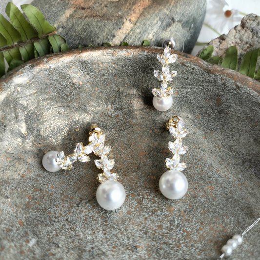 Daisy pearl earring