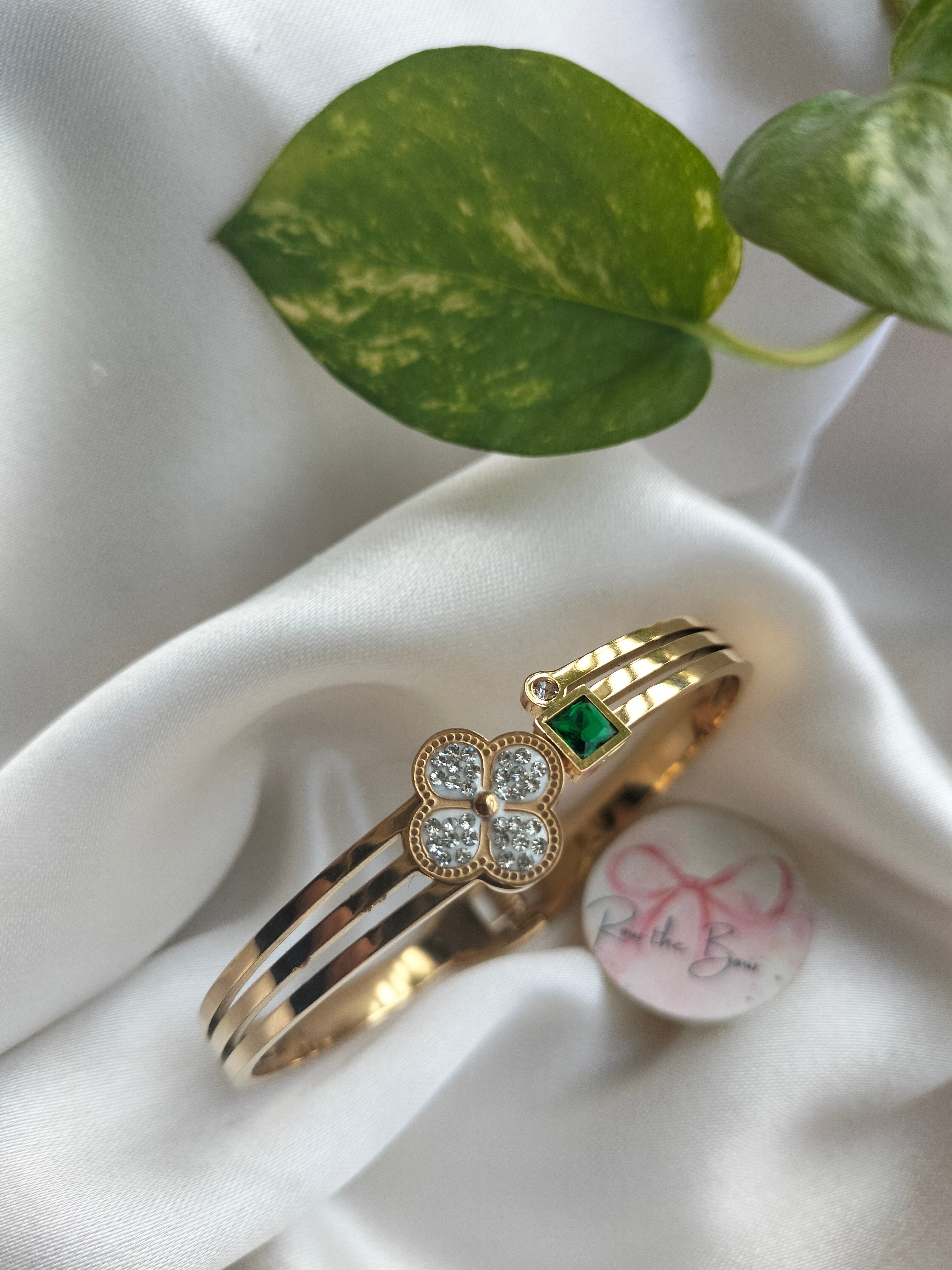 Titanium bracelet white flower