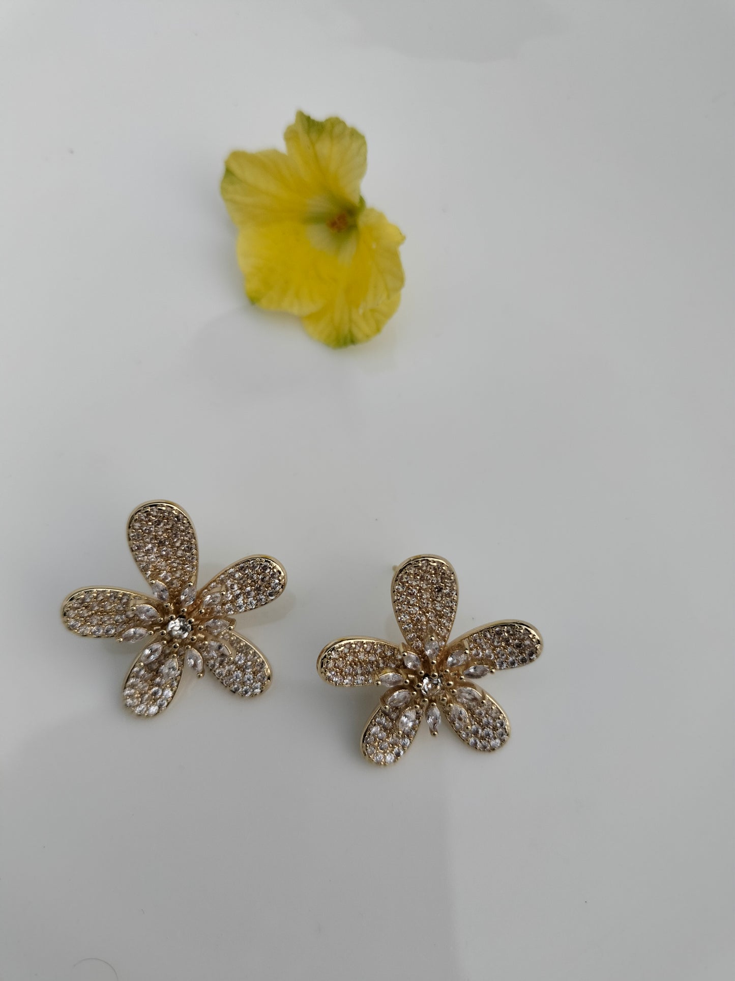 Penta Petal Floral Golden