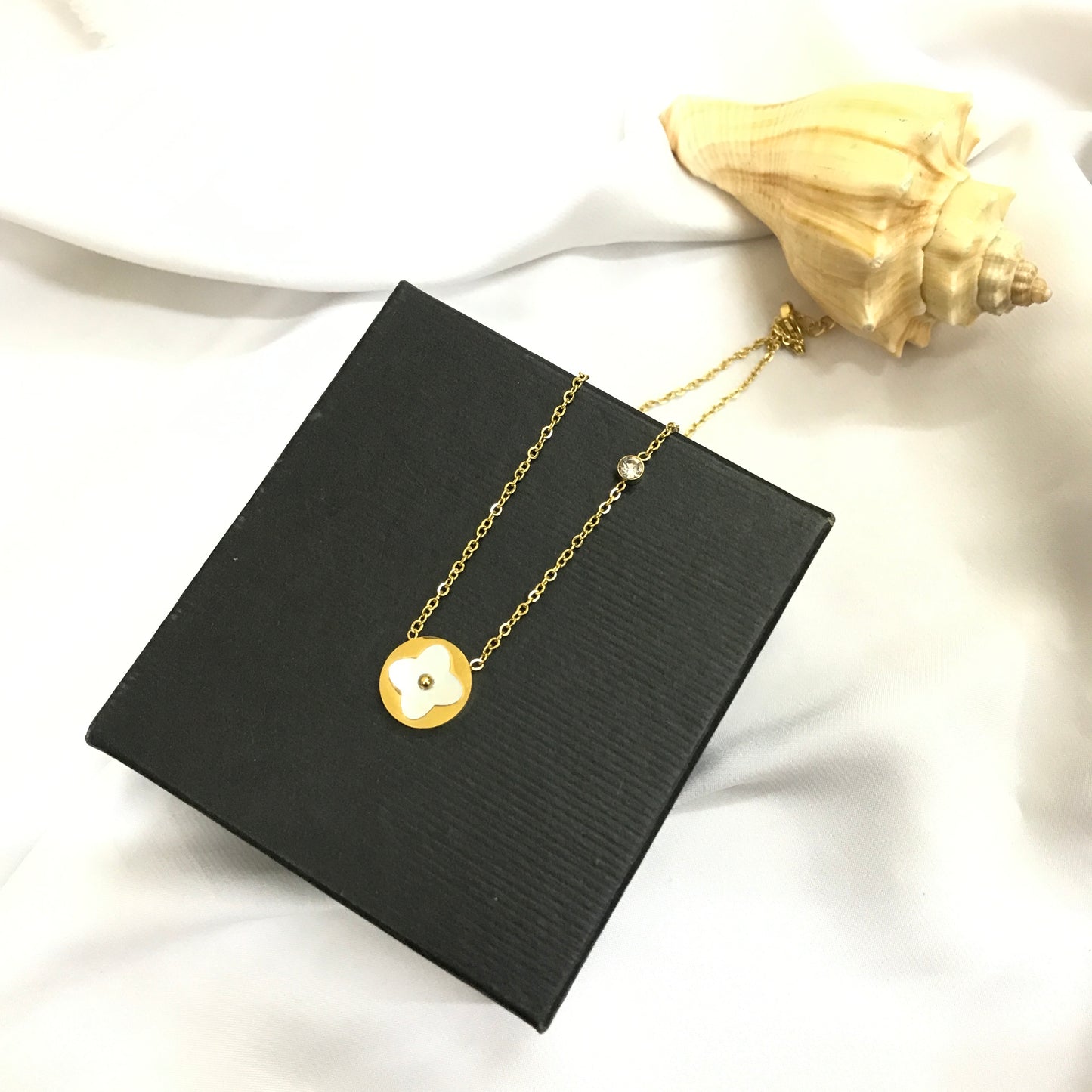 Luise round flower pendant(18K)