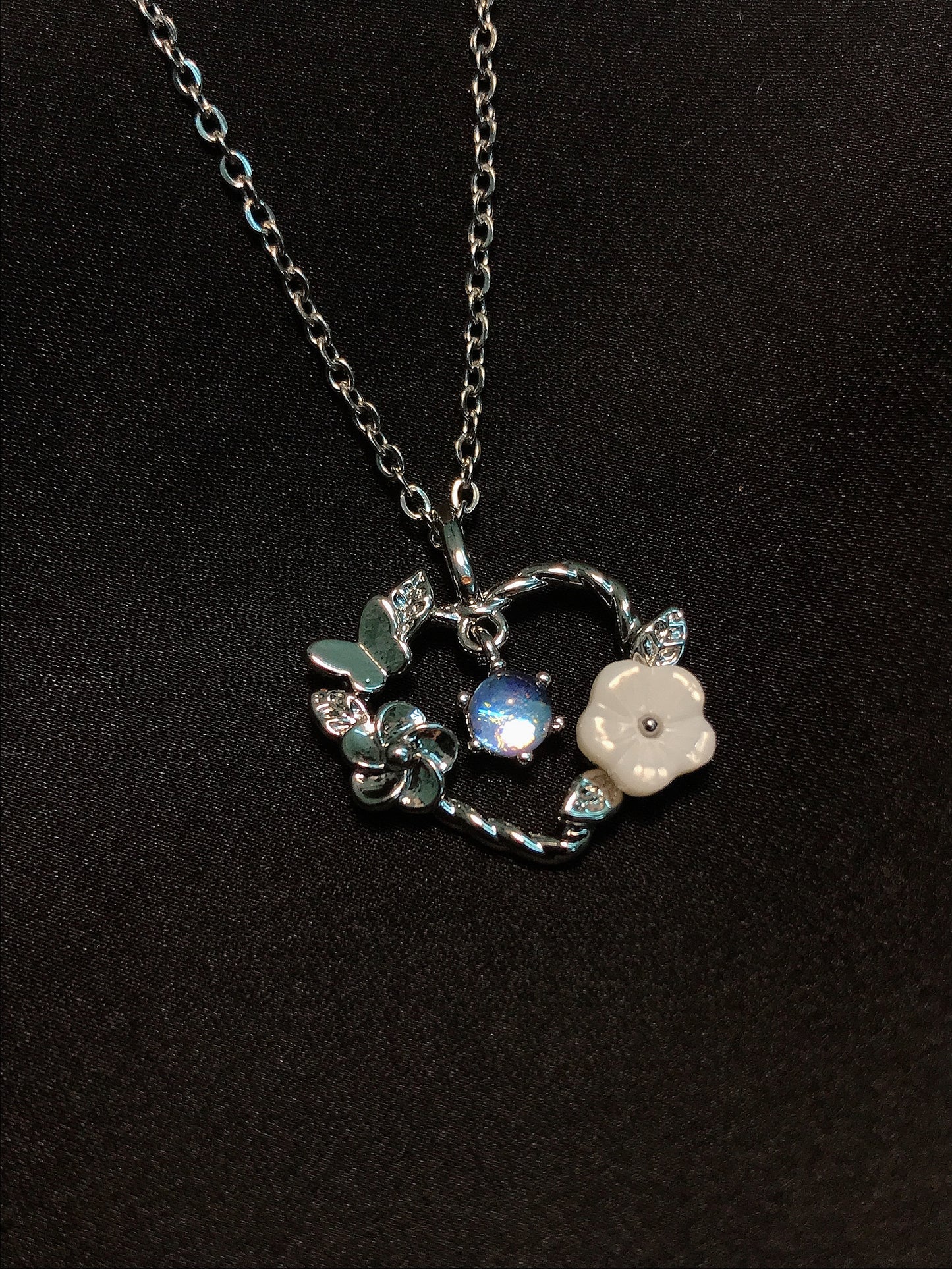 Floral Hearted Pendant-001