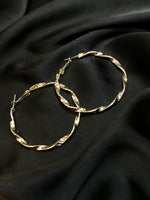 Load image into Gallery viewer, Golden twist hoop
